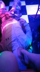 【小露情侣s】KTV玩弄恋足犬【双视角版】 JS23041301_绳艺库视频下载