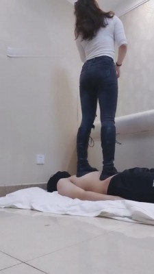 【三三】踩踏专场-踩脸-高跟靴子白袜 bf3860_绳艺库视频下载