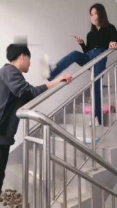 【红杉】楼梯间让狗舔脏鞋 bf12383_绳艺库视频下载