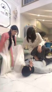 【阿昆】带汉服素人闺蜜玩狗-骑马转胯/高跟踩踏/闻素人白袜 bf28472_绳艺库视频下载