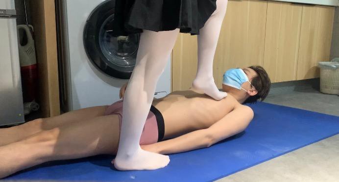 萝莉酱 小云白丝踩爆贱狗_绳艺库视频下载