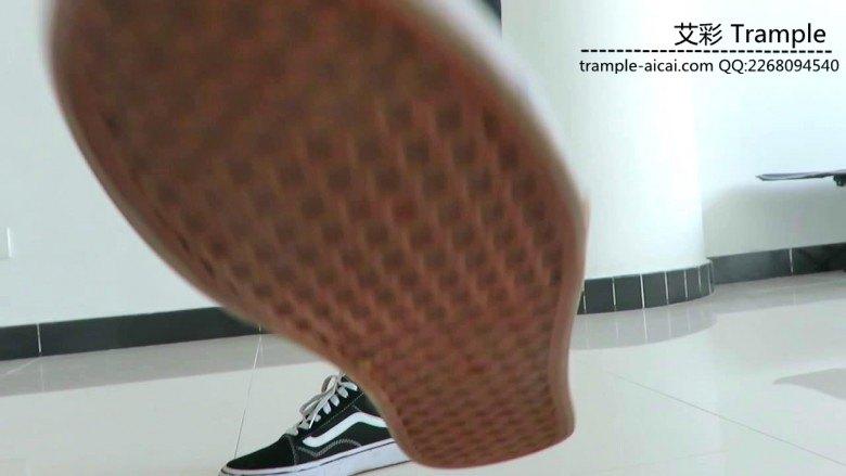 第一视角00后天使女主谩骂贱狗无能展示鞋子！_绳艺库视频下载
