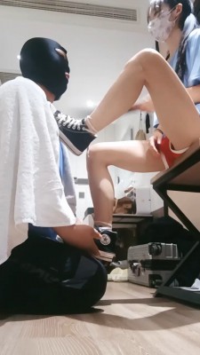 套路直播视频【子衿大大】学生主高帮帆布鞋踩踏-棉袜气味羞辱-骑马脚耳光 bf26456_绳艺库视频下载