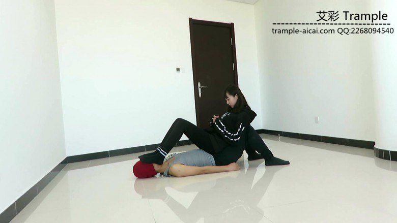 00后天使女主骑乘散步，臭棉袜堵脸踩下体！_绳艺库视频下载