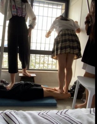 四小主第一次的踩踏体验_绳艺库视频下载