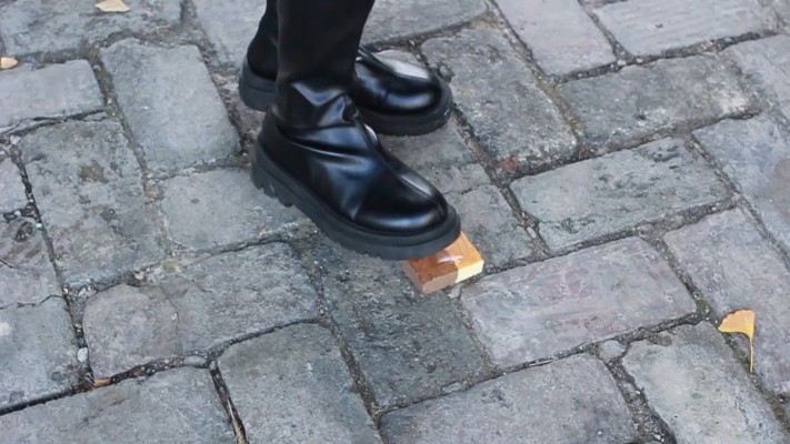 【黑丝诱惑】00后素人姣姣的室外黑丝诱惑长靴踩踏 YC-221110_绳艺库视频下载