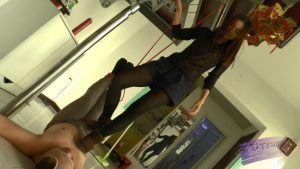 琳女神 典雅女神雪地靴里的丝袜脚虐踩_绳艺库视频下载