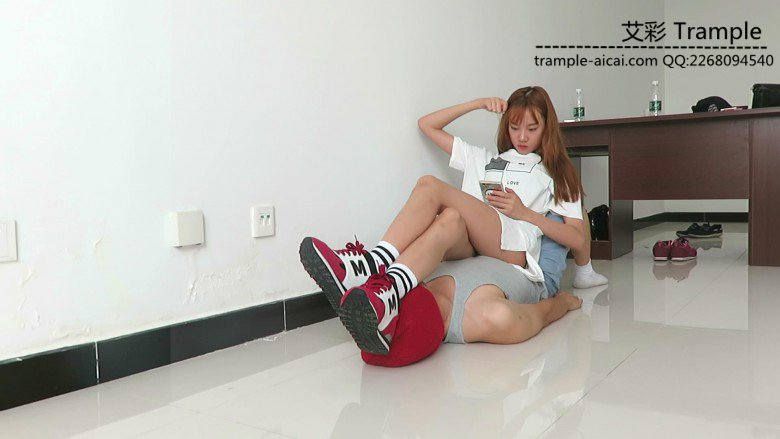 00后天使女主坐肚子，踩下体蹦跳踩全身！_绳艺库视频下载