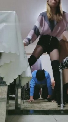 【成都茶茶】羞辱踩踏喂食人体垃圾桶 bf5013_绳艺库视频下载