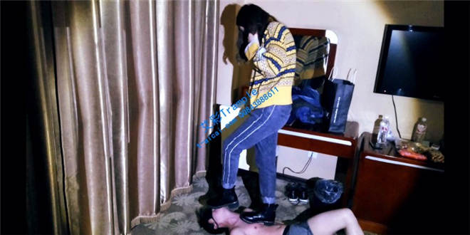 耳光踢裆踩踏暴虐弱小18岁学生狗(4)_绳艺库视频下载