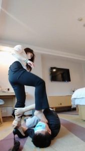 套路直播视频【梵高】职业装高跟诱惑-转胯肉丝踩/高跟踩爪【双视角版】bf26050_绳艺库视频下载