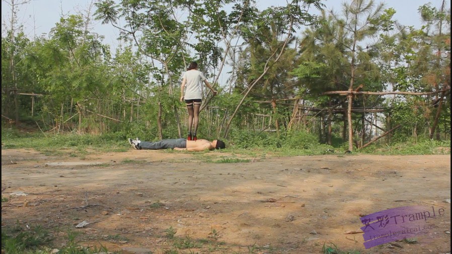 户外高跟践踏调教，舔鞋底，舔黑丝嫩白玉足_绳艺库视频下载