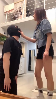 套路直播视频【术术S】丝袜勒脖/重度耳光/闻舔原味白袜/转胯 bf26676_绳艺库视频下载