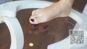 佳佳学生主的踩踏食物裸足喂奴_绳艺库视频下载