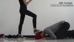 00后天使女主暴打贱狗踢裆膝顶！_绳艺库视频下载