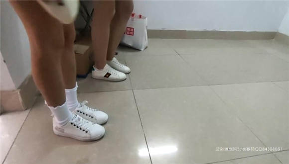 小鱼姐姐和雯雯小白鞋踢踩馒头砸中摄影_绳艺库视频下载