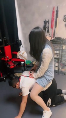 套路直播视频【冷凝大大】小白鞋强制狗舔/耳光/骑马/掐狗窒息 bf25240_绳艺库视频下载