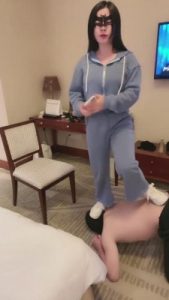 【依艺】重度踢踹-脚耳光-踩踏-恋足-舔脏鞋 bf4151_绳艺库视频下载