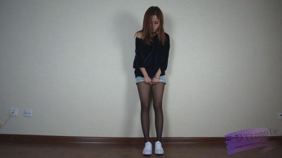 美女黑丝帆布鞋踩踏+舔裸足_绳艺库视频下载