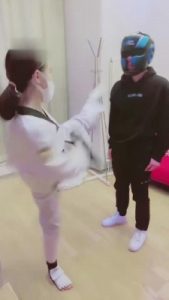 【小劳拉】跆拳道黑带艺术踢踹 bf5055_绳艺库视频下载