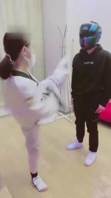 【小劳拉】跆拳道黑带艺术踢踹 bf5055_绳艺库视频下载