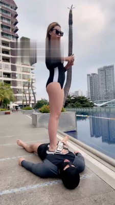 【二宝】三亚泳池边踩贱奴 bf21898_绳艺库视频下载