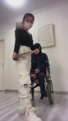 【巴莉女王】媳妇羞辱受伤公公 bf10890_绳艺库视频下载