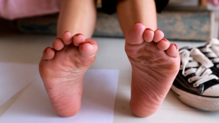 【芊芊】帆布鞋拖裸足踩金鱼爆浆_绳艺库视频下载