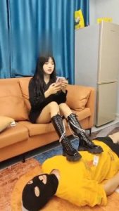 【万灵】黑靴踩踏+插嘴深喉 bf17704_绳艺库视频下载