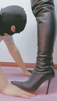 【执念】长靴牛仔裤调教贱狗 bf6678_绳艺库视频下载