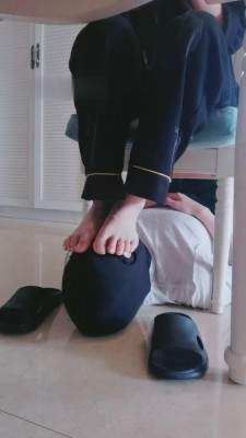 【猫神大人】家务奴伺候吃饭洗漱化妆 bf10135_绳艺库视频下载