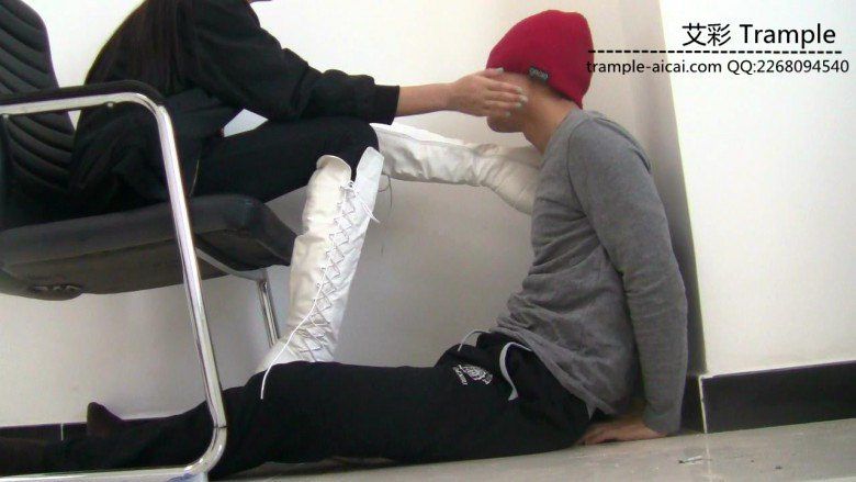 00后天使女主白色长靴打贱狗脸，舔靴底，踩下体各种羞辱！_绳艺库视频下载