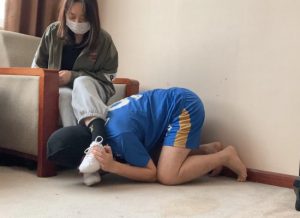 【足下生辉】素人女生强制舔脚、腿绞，把M变成专属玩物！_绳艺库视频下载