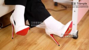 喜欢小主的白袜裸足吗_绳艺库视频下载