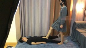 Kitty女王首调の丝足爆踩地毯_绳艺库视频下载