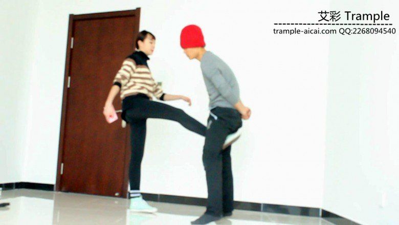 00天使女帆布鞋踢裆踩头羞辱！_绳艺库视频下载