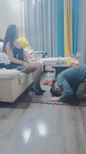 【开发素人】重庆辣妹暴打男神-耳光鞭打踢裆踩踏 bf8328_绳艺库视频下载