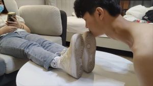 【酱酱s】18岁弟弟舔超脏鞋底闻袜子，鞋底喂水 YC-220903-3_绳艺库视频下载