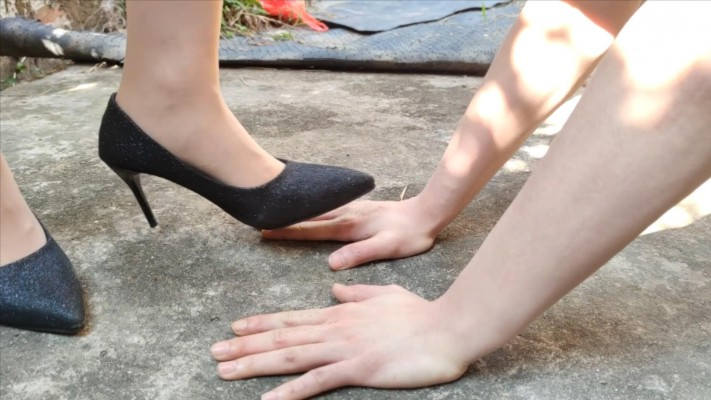 鱼爹户外踩胸和手，无视废物出血破皮_绳艺库视频下载