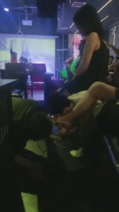 【莉莉丝s】闻鞋闻臭脚+强制圣水泡面 bf12269_绳艺库视频下载