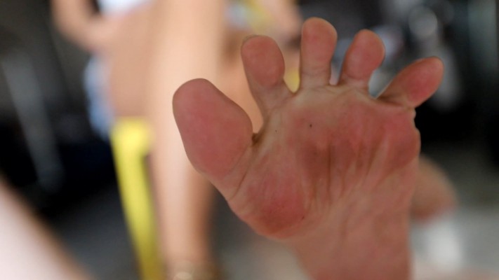 【芊芊】夏日原味凉鞋汗脚踩踏舔脚母畜_绳艺库视频下载