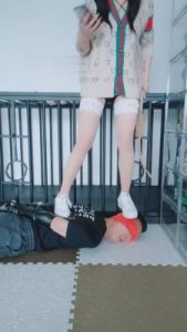 【睸娘】反绑小白鞋白丝全体重踩踏 bf7556_绳艺库视频下载