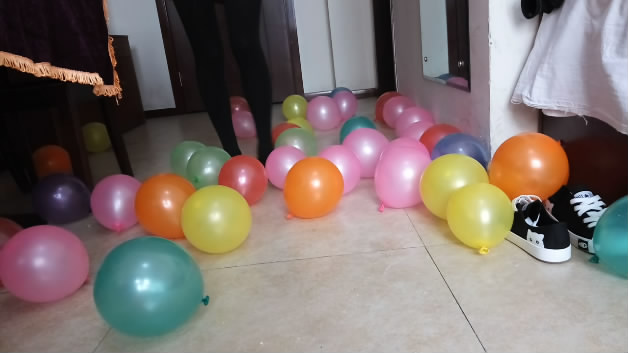 16100601鸽宝S黑丝美腿长靴踩七彩气球_绳艺库视频下载