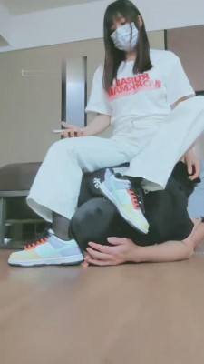 【妮蔻】丝袜扇脸/插狗嘴裸足 bf14045_绳艺库视频下载