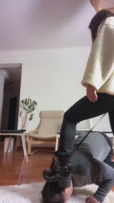 【巴莉女王】强迫舔马丁靴/高跟深喉 bf11798_绳艺库视频下载