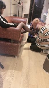 套路直播视频【月月大S】双母畜-精神小妹反被虐/强制舔/喂圣水 bf24705_绳艺库视频下载