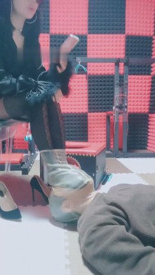 【媚娘】臭脚强制捂脸窒息 bf10275_绳艺库视频下载