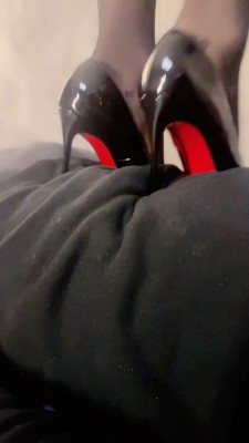 套路直播视频【冷凝大大】3双高跟鞋全体重踩踏 bf23772_绳艺库视频下载