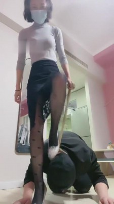 【Q月s】超狠高跟踩踏 bf6798_绳艺库视频下载