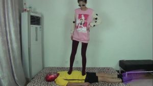 ★甜儿★ 踩小黄人_绳艺库视频下载